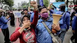 Massa yang tergabung dalam Front Perjuangan Rakyat (FPR) berorasi saat melakukan unjuk rasa di Jalan Gerbang Pemuda, Senayan, Jakarta, Jumat (14/8/2020). Dalam aksinya mereka menolak rencana pengesahan RUU Cipta Kerja atau omnibus law. (Liputan6.com/Faizal Fanani)