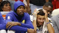 Pebasket Golden State Warriors, Stephen Curry dan Kevin Durant saat pertandingan melawan Miami Heat pada laga NBA di American Airlines Arena, Miami, Senin (4/12/2017). Warriors menang 123-95 atas Heat. (AP/Joe Skipper)