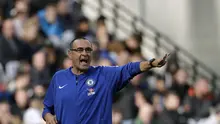 Manajer Chelsea, Maurizio Sarri, tidak puas dengan hasil imbang yang diraih saat menghadapi West Ham United dalam laga lanjutan Premier League di London Stadium, Minggu (23/9/2018).  (AP Photo/Matt Dunham)