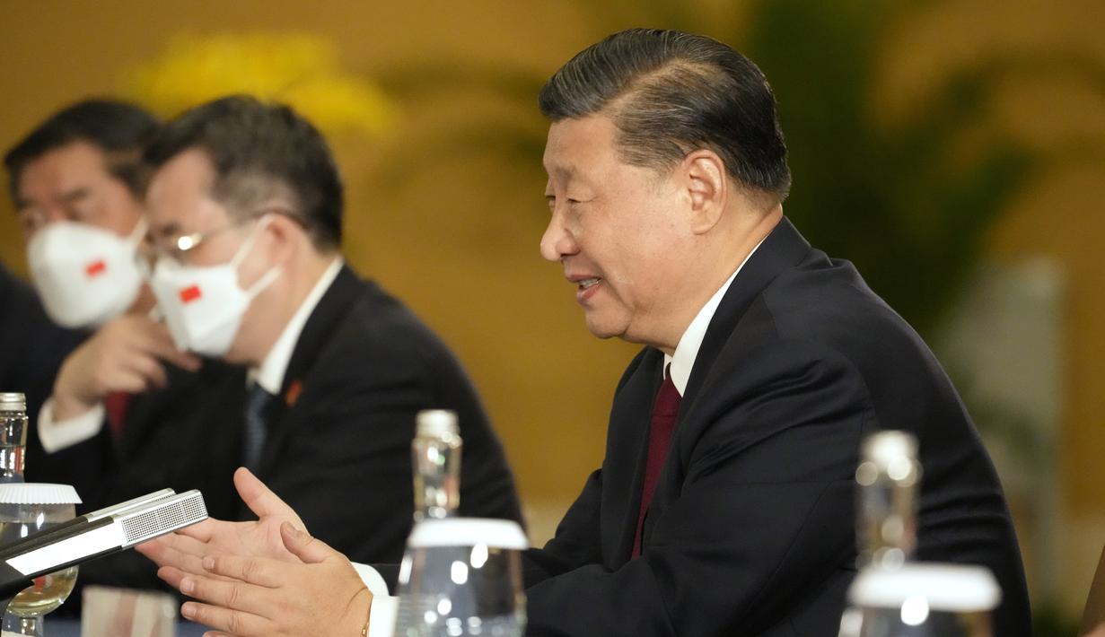 Presiden China Xi Jinping mendengarkan Presiden AS Joe Biden selama pertemuan mereka di sela-sela pertemuan puncak G20 di Nusa Dua, di Bali, Senin (14/11/2022). Xi melakukan pembicaraan yang 'terus terang' dan 'mendalam' dengan Biden soal masalah-masalah yang memicu ketegangan di antara kedua negara dengan perekonomian terbesar di dunia ini. (AP/Alex Brandon)