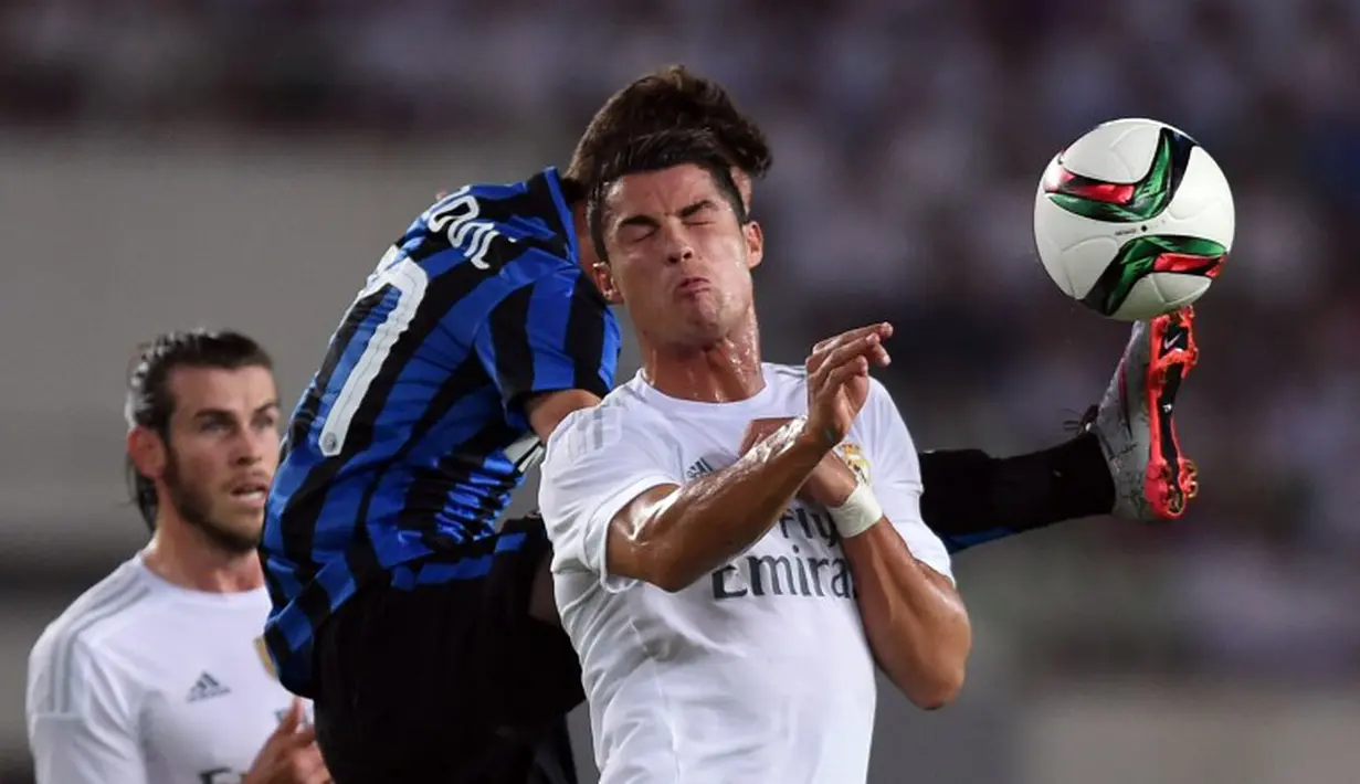 Cristiano Ronaldo berebut bola dengan pemain Inter Milan, Jonathan Biabiany. (AFP Photo/Johannes Eisele)