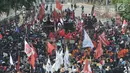 Massa memadati jalan menuju Gedung DPR RI, Jakarta, Senin (30/9/2019). Massa gabungan dari elemen mahasiswa, dan pelajar mulai memenuhi akses menuju Gedung DPR untuk menyuarakan penolakan Rancangan Undang-Undang KUHP dan Revisi Undang-Undang KPK. (merdeka.com/Iqbal S Nugroho)