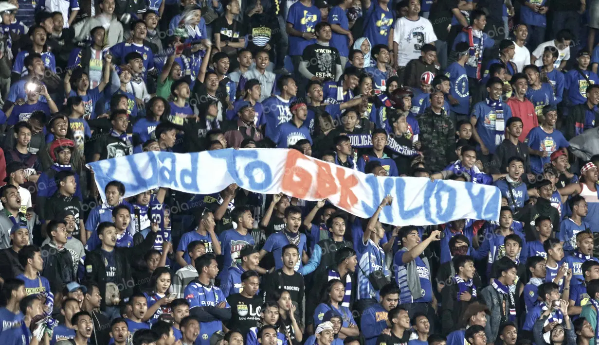 Bendera yang dikibarkan di salah satu sektor tribun Stadion Si Jalak Harupat, Soreang, Bandung, menegaskan hasrat besar bobotoh ingin ke Jakarta menyaksikan final Torabika Bhayangkara Cup 2016 yang melibatkan klub kesayangan. (Bola.com/Nicklas Hanoatubun)