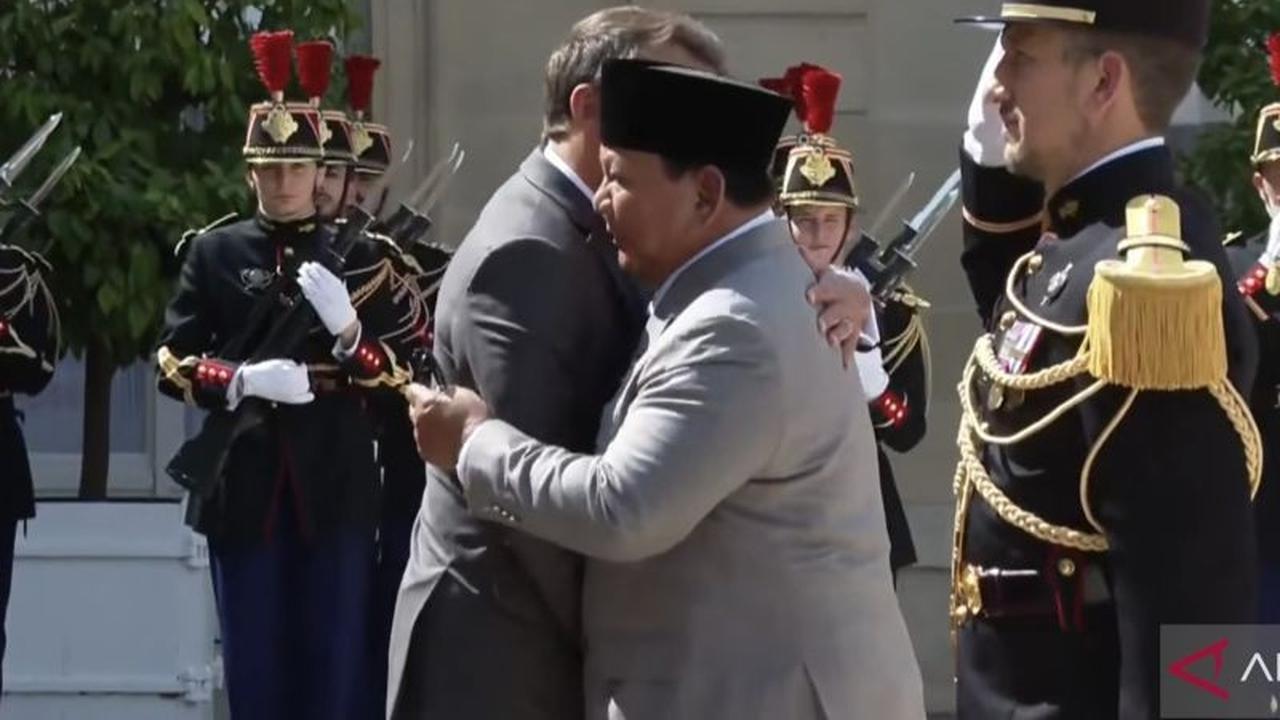 Kunjungan Prabowo ke Prancis: Disambut Hangat Macron di Istana Elysee, Perkuat Hubungan Bilateral