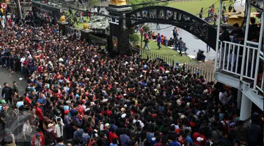 Ribuan calon penonton mengantre tiket Final Piala AFF di Markas Garnisun Tetap 1, Gambir, Jakarta, Selasa (13/12). Final Piala AFF akan dihelat di Stadion Pakansari, Cibinong, Bogor pada Rabu, 14 Desember 2016 mendatang. (Liputan6.com/Johan Tallo)