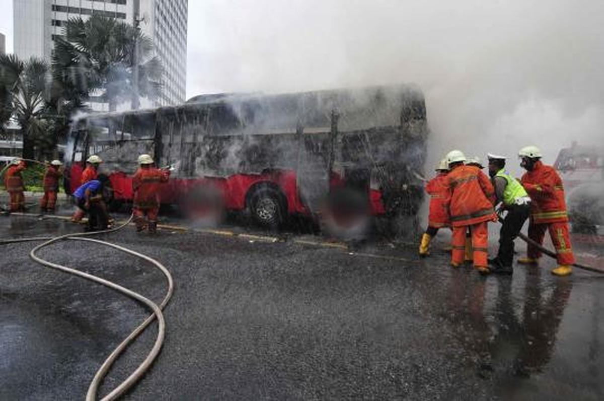 Bus Transjakarta membara