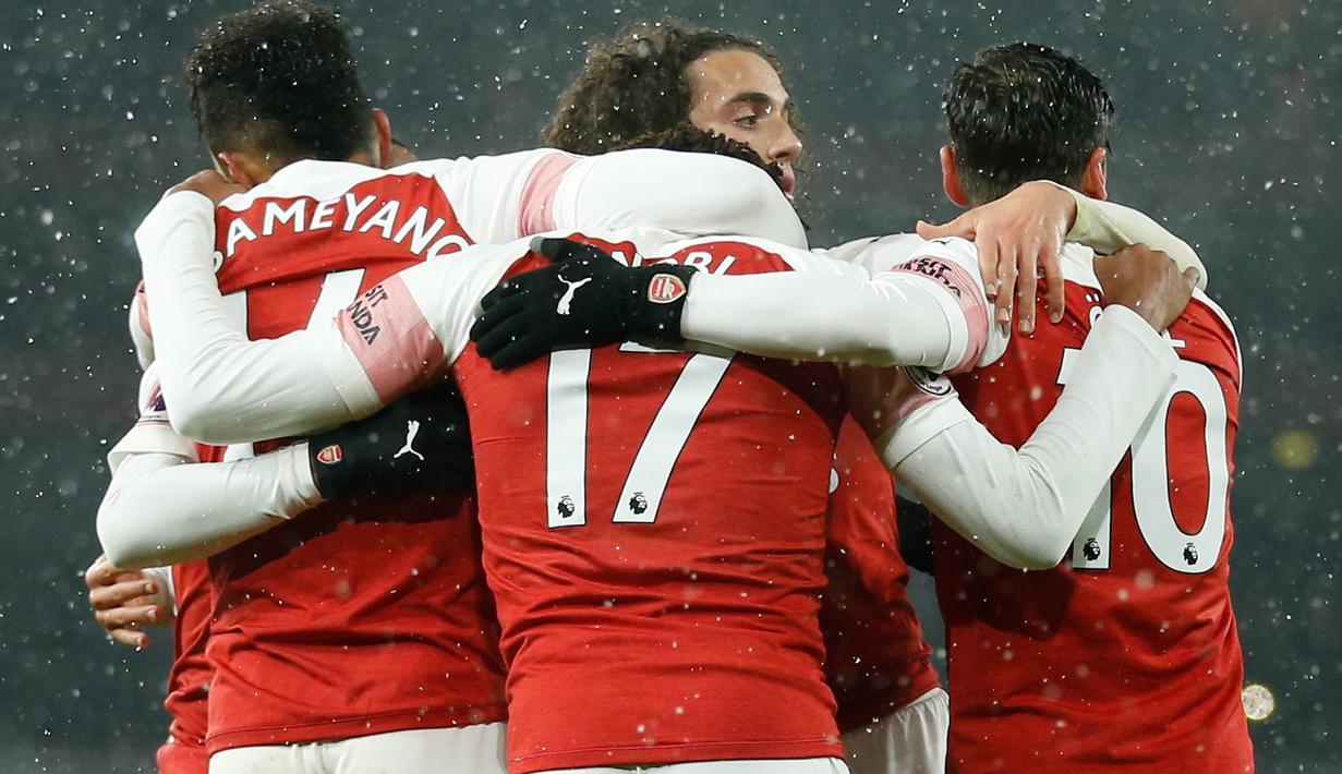 Pemain Arsenal merayakan gol yang dicetak oleh Pierre-Emerick Aubameyang ke gawang Cardiff City pada laga Premier League di Stadion Emirates, Rabu (30/1). Arsenal menang 2-1 atas Cardiff City. (AFP/Ian Kington)