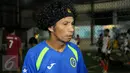  Mantan pemain timnas, Rocky Putiray menjadi pelatih para selebriti ketika mereka berlatih futsal di kawasan Jakarta Selatan, Sabtu (4/7/2015).  (Liputan6.com/Faisal R Syam)