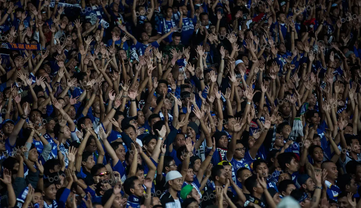 Euforia para suporter pada final Torabika Bhayangkara Cup 2016 membuktikan bahwa Indonesia merupakan negara gila bola dan para penggila itu rindu akan hiburan di lapangan hijau. (Bola.com/Vitalis Yogi Trisna)