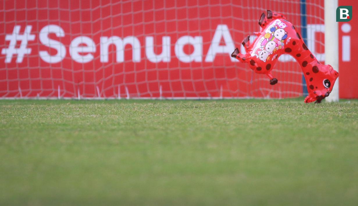 Balon berbentuk jerapah mendarat di dalam lapangan pada laga perebutan juara ketiga Piala AFF U-19 2022 antara Timnas Vietnam U-19 melawan Timnas Thailand U-19 yang berlangsung di Stadion Patriot Candrabhaga, Bekasi (15/07/2022). (Bola.com/Bagaszkara Lazuardi)