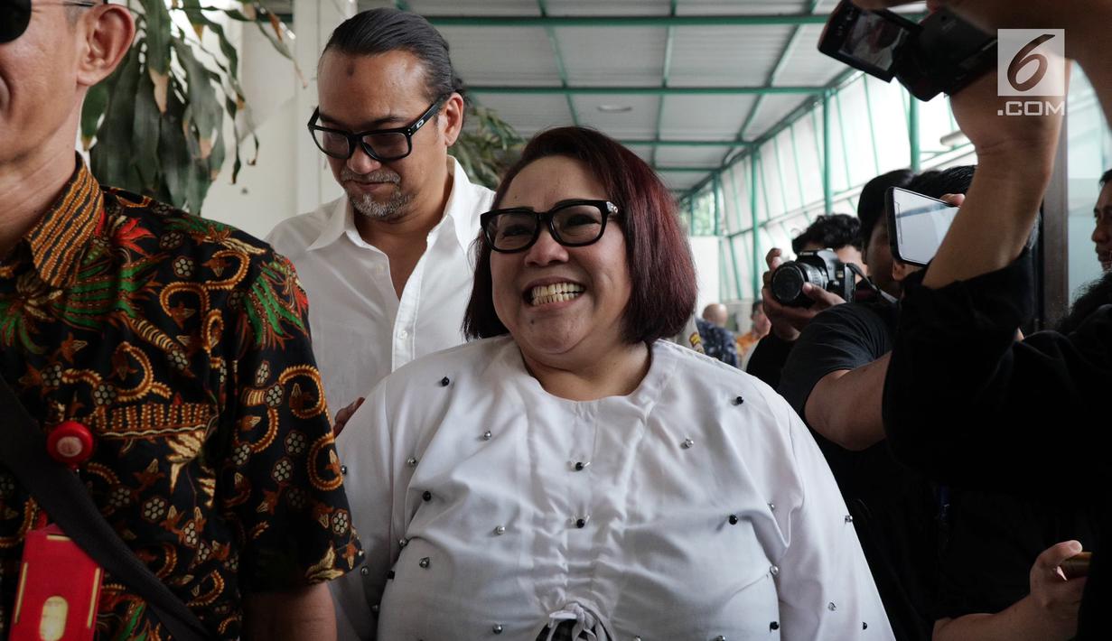 Pelawak Tri Retno Prayudati atau Nunung Srimulat dan suaminya July Jan Sambiran tiba untuk menjalani sidang perdana di Pengadilan Negeri Jakarta Selatan, Rabu (2/10/2019). Nunung dan July Jan Sambiran akan mendengar pembacaan dakwaan oleh Jaksa Penuntut Umum. (Liputan6.com/Herman Zakharia)