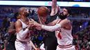 Pemain Chicago Bulls, Nikola Mirotic (kanan) merebut bola rebound saat berduel dengan pemain Brooklyn Nets  pada lanjutan NBA basketball game, (28/12/2016) di United Center.  Bulls menang 101-99. (Reuters/Mike DiNovo-USA TODAY Sports)