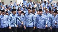 Presiden Joko Widodo (Jokowi) berfoto bersama Aparatur Sipil Negara (ASN) atau PNS seusai membuka Rapat Kerja Nasional Korps Pegawai Republik Indonesia (KORPRI) 2019 di Istana Negara, Jakarta, Selasa (26/2). (Liputan6.com/Angga Yuniar)