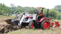 Para petani di Jember, Jawa Timur, memanfaatkan alat dan mesin pertanian (alsintan) untuk membantu beraktivitas di lapangan.