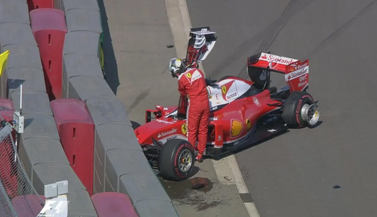 Pebalap Ferrari, Sebastian Vettel, akhirnya menabrak dinding pembatas di tikungan ketiga setelah kembali ditabrak pebalap Red Bull, Daniil Kvyat, pada lap pertama F1 GP Rusia di Sirkuit Sochi Autodrom, Rusia, Minggu (1/5/2016). (Bola.com/Twitter/F1)