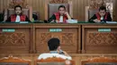 Ketua Hakim mendengarkan keterangan saksi kasus ujaran kebencian Ahmad Dhani di Pengadilan Negeri Jakarta Selatan, Senin (15/10). Sidang beragendakan pembacaan keterangan saksi dari pihak Ahmad Dhani sebagai terdakwa. (Liputan6.com/Faizal Fanani)