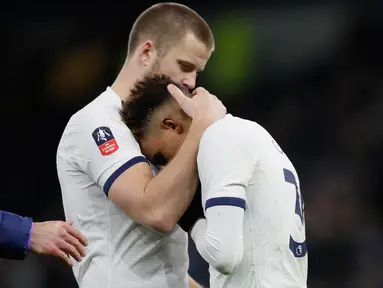 Bek Tottenham Hotspur, Eric Dier berpelukan dengan Gedson Fernandes pada akhir laga putaran kelima Piala FA menghadapi Norwich City di Tottenham Stadium, Rabu (4/3/2020). Langkah Tottenham di Piala FA 2019/2020 terhenti setelah kalah adu penalti 2-3 (1-1) dari Norwich. (AP/Kirsty Wigglesworth)