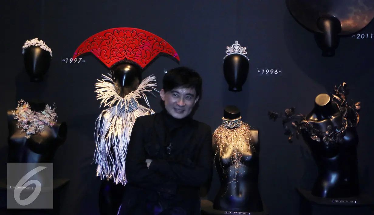 Desainer hair piece Rinaldy A. Yunardi berpose usai pembukaan Pop Up Gallery Senayan City, Jakarta, (15/4). Fashion Nation tahun ini sekaligus merayakan 20 tahun perjalanan karier Rinaldy dalam industri fesyen Indonesia. (Liputan6.com/Herman Zakharia)