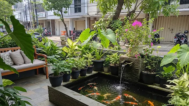 Teras dengan Kolam Ikan Mini