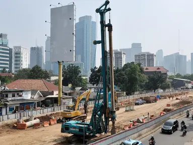 Sejumlah alat berat di area pembangunan underpass Kuningan-Mampang di Mampang Prapatan, Jakarta, Selasa (4/7). Pembangunan underpass Kuningan-Mampang kembali dikerjakan usai terhehti libur lebaran. (Liputan6.com/Yoppy Renato)
