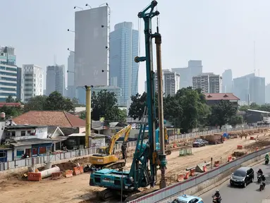 Sejumlah alat berat di area pembangunan underpass Kuningan-Mampang di Mampang Prapatan, Jakarta, Selasa (4/7). Pembangunan underpass Kuningan-Mampang kembali dikerjakan usai terhehti libur lebaran. (Liputan6.com/Yoppy Renato)