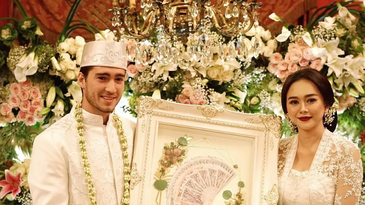 [Fimela] Foto Pernikahan Aura Kasih