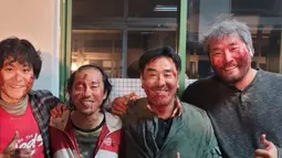 Ryu Seung Ryong dan Lee Sung Kyun foto bersama dua villain Moving, yang merupakan agen dari Korea Utara, Lim Jae Seok dan Kwon Yong Deuk. Mereka tentu akrab di balik layar. (Foto: Instagram/ ryuseungryong_)