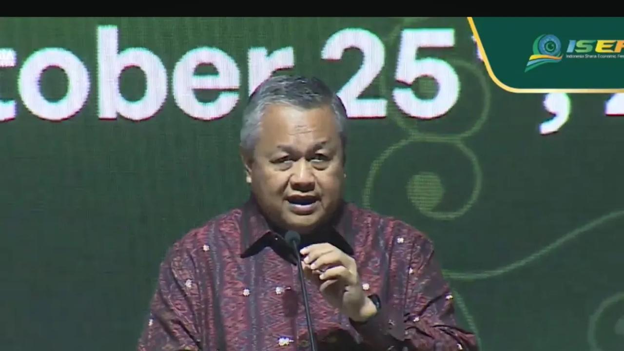 Gubernur Bank Indonesia (BI) Perry Warjiyo mengatakan, mulai November 2023 Quick Response Indonesia Standard (QRIS) bisa digunakan di Singapura.