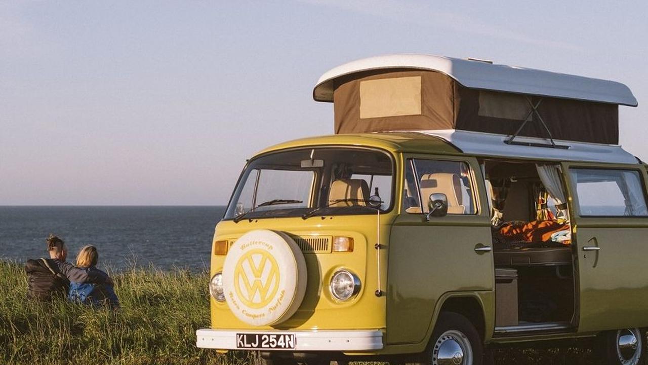 CAMPERVAN KLASIK<br>Jenis ini menawarkan pengalaman liburan unik bagi penggemar petualangan. Dari  kelengkapan, campervan ini hanya cocok untuk petualangan<br>singkat dan santai, yang tidak membutuhkan kompartemen lengkap.
