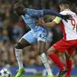 Gelandang Manchester City, Yaya Toure, berusaha melewati hadangan striker Monaco, Radamel Falcao. Pada laga ini City turun menggunakan formasi 4-1-4-1, sementara Monaco memakai skema 4-4-2. (AP/Dave Thompson)