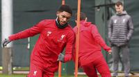 Pemain Liverpool, Joe Gomez, mengikuti sesi latihan jelang laga Liga Champions di Melwood, Liverpool, Selasa (27/11). Liverpool akan berhadapan dengan Paris Saint-Germain. (AP/Martin Rickett)