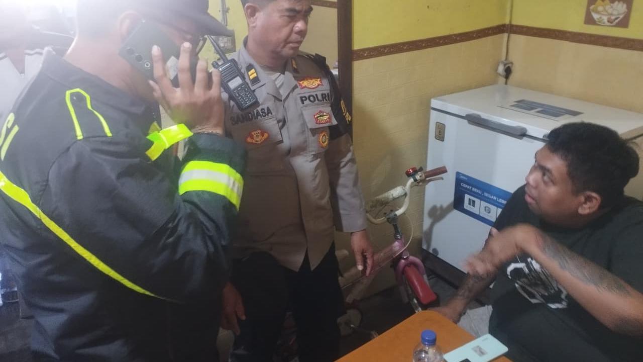 Mobil Tabrak Warung Ayam Geprek dan Motor, 2 Pegawai Kena Tumpahan Minyak Panas
