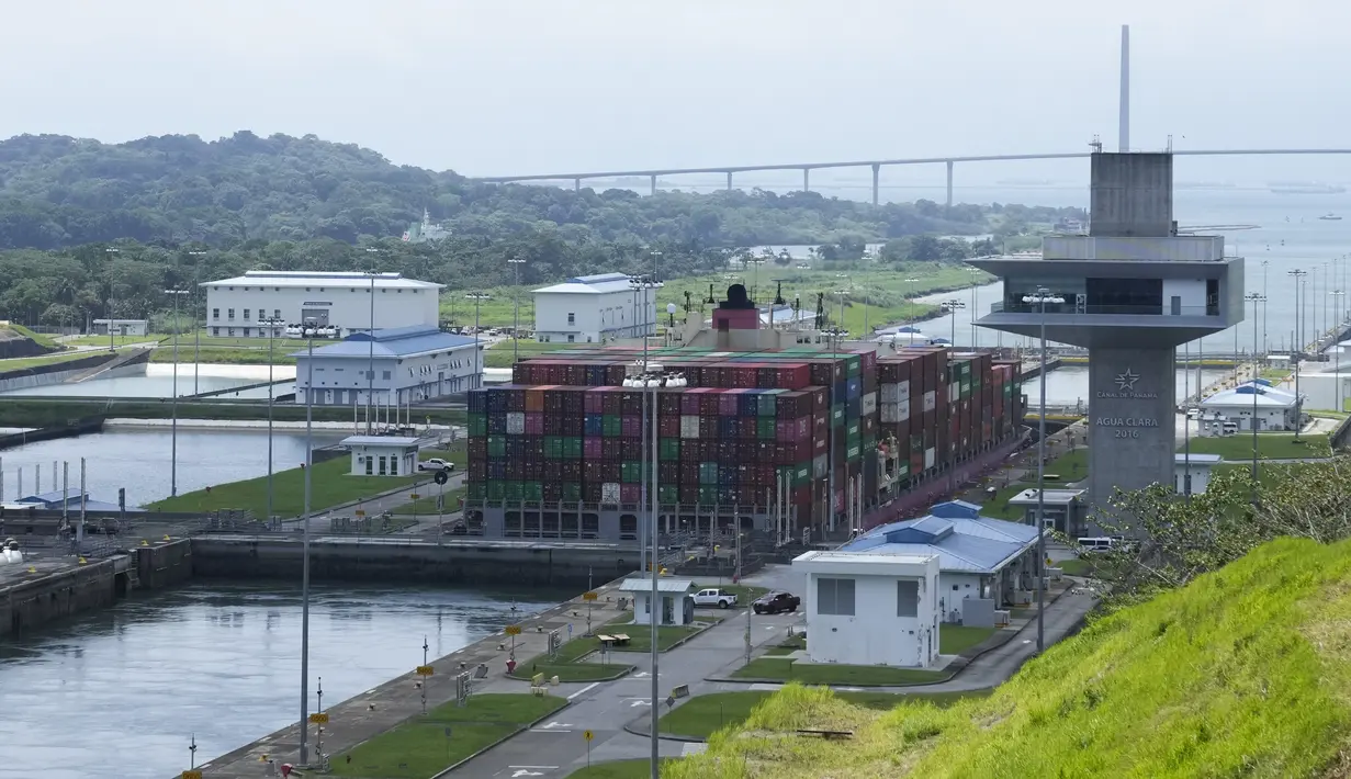 Otoritas Terusan Panama juga mencatat penurunan transit harian Terusan Panama dalam jangka waktu yang lama akan menyebabkan waktu tunggu yang lebih lama bagi kapal-kapal yang tidak memiliki reservasi. (AP Photo/Arnulfo Franco)