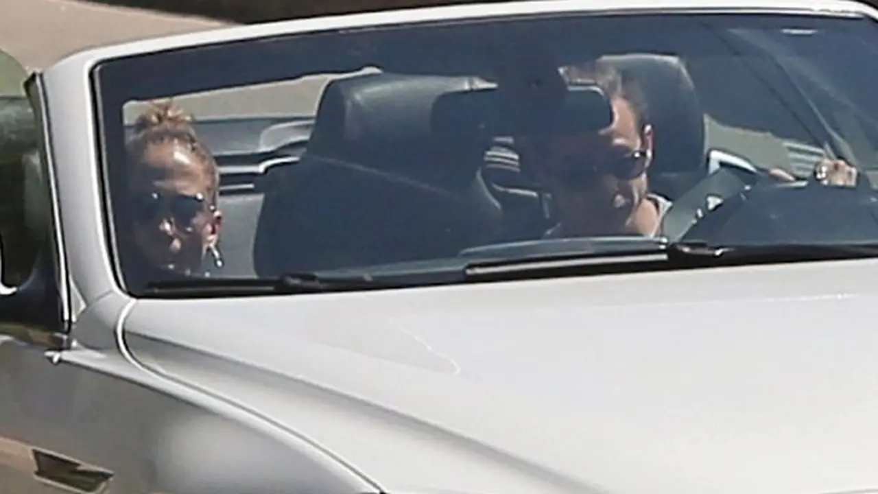 Diajak Rujuk, Casper Smart Ajak Kencan J-Lo Pakai BMW Z4