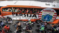 Bus yang membawa pemain Persija, pelatih dan ofisial tim memimpin Pawai Juara Piala Presiden 2018 di kawasan Sudirman, Jakarta, Minggu (18/2). Konvoi arak-arakan dimulai dari Stadion Utama Gelora Bung Karno menuju Balai Kota. (Liputan6.com/Faizal Fanani)
