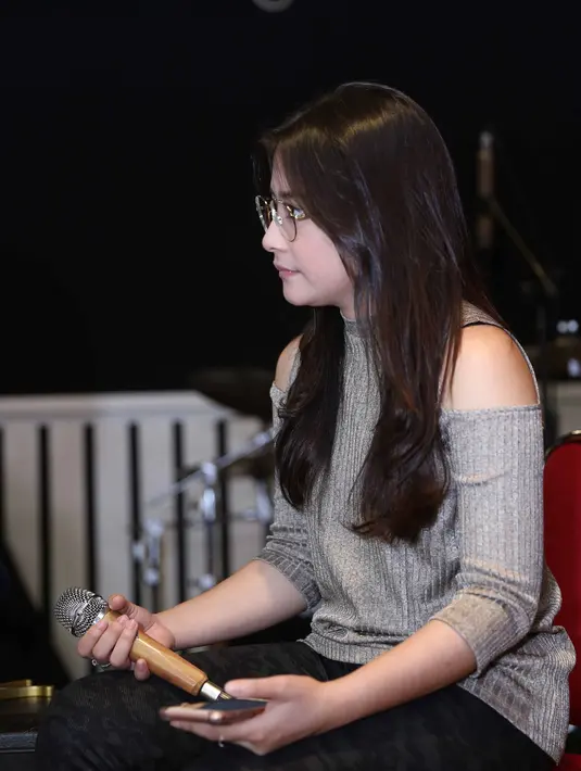 Menuju konser yang akan digelar pada 18 Desember 2016 mendatang, Prilly mengaku telah melakukan banyak persiapan, terutama dalam menjaga kesehatannya. Ia juga telah menyediakan berbagai jenis obat, seperti antibiotik. (Nurwahyunan/Bintang.com)