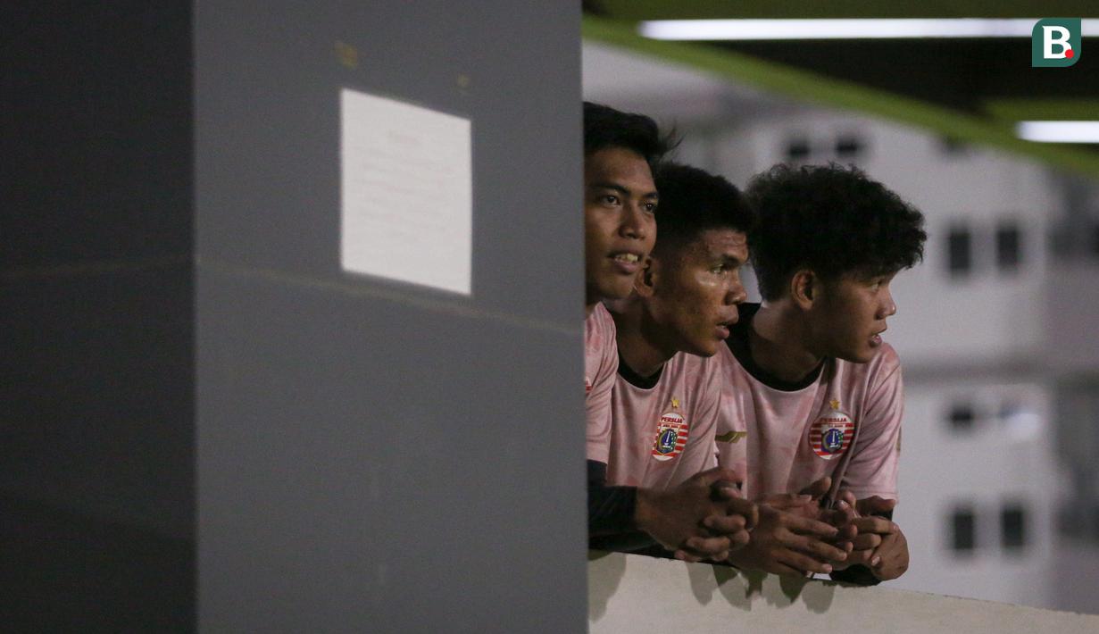 <p>Sejumlah pemain Persija Jakarta mengintip&nbsp;latihan Timnas Indonesia menjelang laga FIFA Matchday melawan Burundi di lapangan latih 2, Jakarta International Stadium (JIS), Jakarta, Kamis (23/03/2023). (Bola.com/Bagaskara Lazuardi)</p>