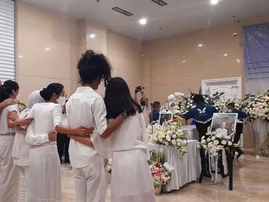 Saat menyaksikan peti jenazah Reza Gunawan ditutup, keluarga saling memberikan kekuatan dengan rangkulan. (Foto: YouTube)