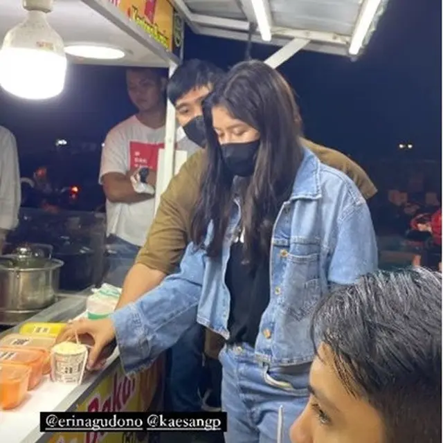 5 Potret Pengantin Baru Kaesang Pangarep dan Erina Gudono Makan di Warung Kaki Lima