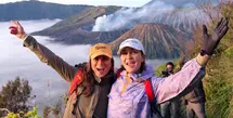 Pada momen sunrise trekking, Luna tampil standout mengenakan outer windbreaker oversized warna lilac bermotif abstrak yang memberi sentuhan playful di tengah nuansa earthy pegunungan.  [@lunamaya].