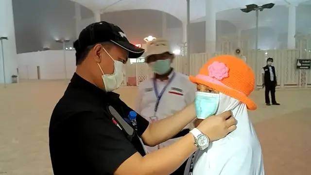 Jemaah haji memakai masker