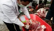 Daging hewan kurban diperiksa untuk memastikan tidak ada cacing hati atau penyakit antrax di Masjid Kauman, Yogyakarta, Senin (12/9).  (Liputan6.com/Boy Harjanto)