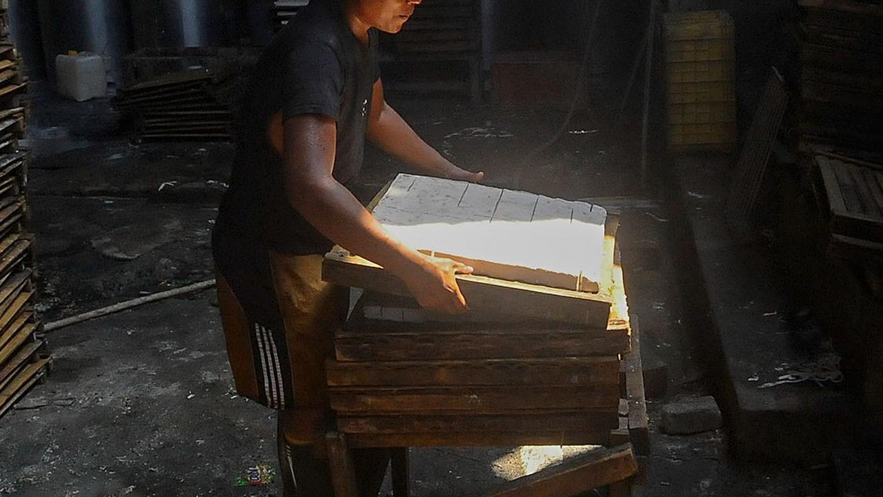 Kenaikan harga dolar AS ini menyebabkan nilai tukar Rupiah melemah dan harga kedelai impor pun melonjak drastis. Foto: Merdeka.com/Arie Basuki