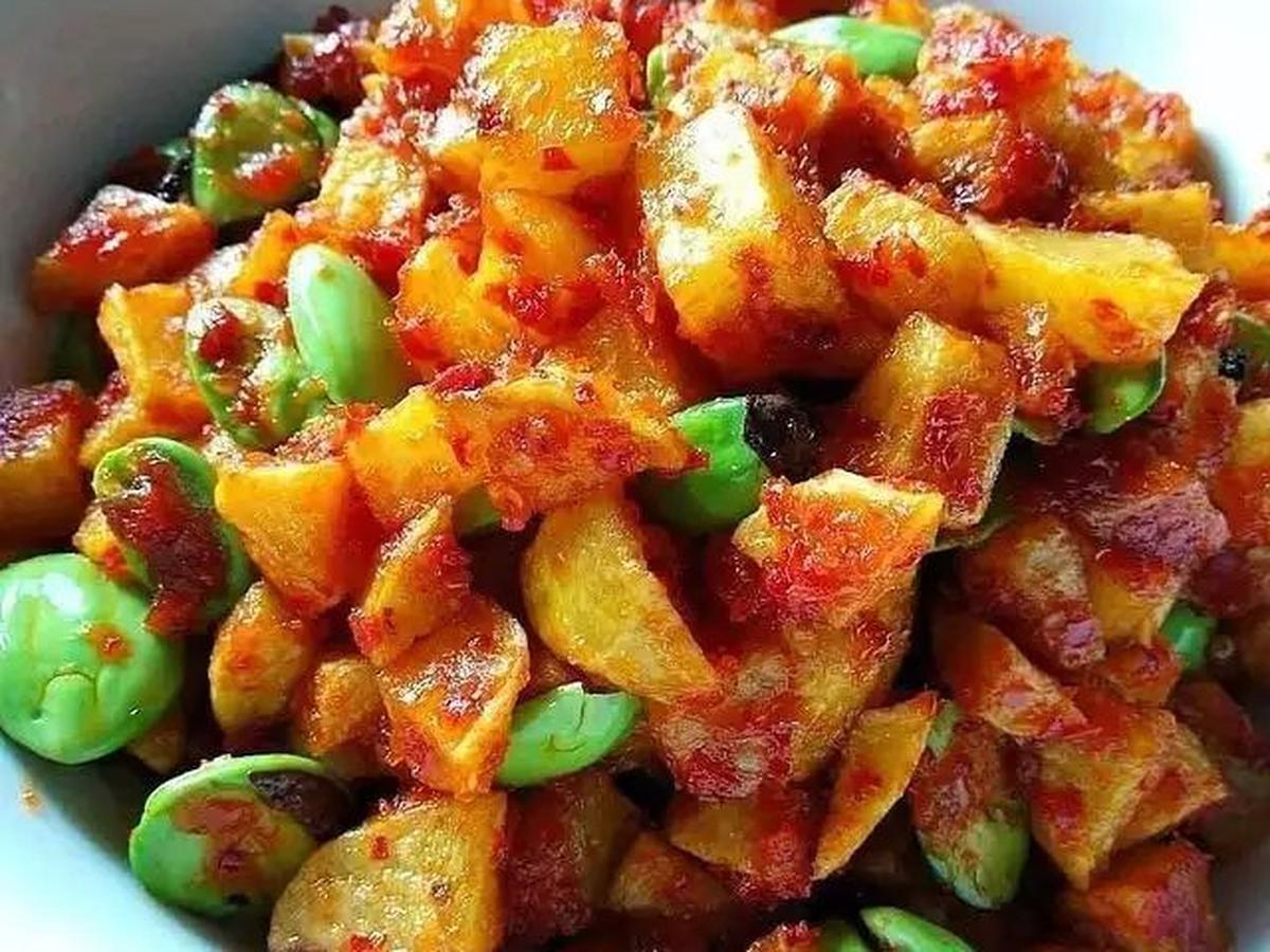 <b>6. Sambal Goreng Kentang Petai</b>
