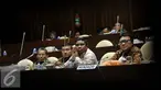 Menteri Dalam Negri Tjahjo Kumolo (kedua kiri) menjelaskan saat Rapat Dengar Pendapat (RDP) dengan Komisi II DPR RI, di Kompleks Parlemen, Jakarta, Senin (18/1). Rapat membahas Evaluasi Pilkada Serentak, Perubahan UU Politik. (Liputan6.com/Johan Tallo)