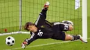 Gregory Coupet. Kiper Timnas Prancis ini menjalani laga terakhirnya di gelaran Piala Eropa saat menghadapi Italia pada fase grup Euro 2008, 17 Juni 2008. Ia berusia 35 tahun, 4 bulan dan 17 hari kala itu. Ia pensiun pada 2011 usai mengoleksi 34 caps bersama Tim Ayam Jago. (AFP/John MacDougall)