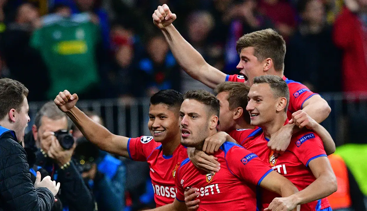 Pemain CSKA Moscow, Nikola Vlasic (tengah) bersama rekan setimnya merayakan gol ke gawang Real Madrid dalam laga Liga Champions di Stadion Luzhniki, Moskow, Rusia, Selasa (2/10). Gol Vlasic membawa CSKA Moscow mengalahkan Real Madrid. (Mladen ANTONOV/AFP)