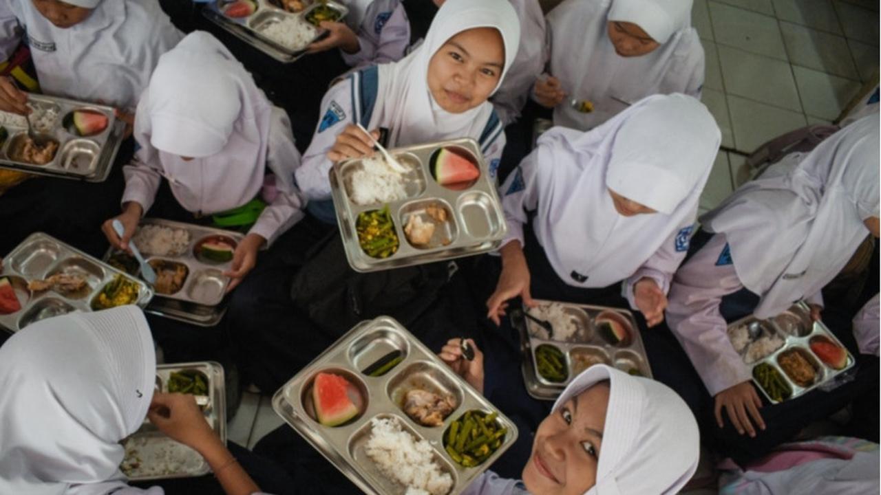 Momen Lucu Siswa Makan Bergizi Gratis Sambil Joget Oke Gas, Wapres Gibran Sampai Beri Komentar