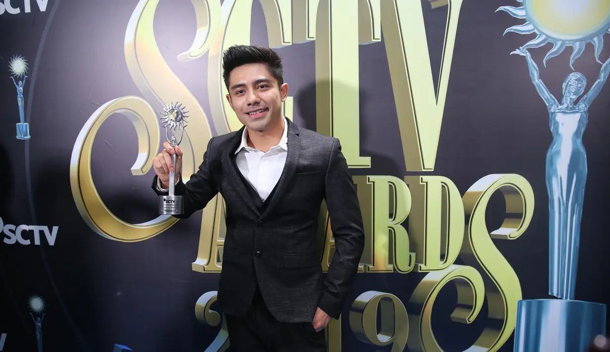 Riza Syah DI SCTV Awards 2019 di studio 6 EMTEK, Daan Mogot, Jakarta Barat, Jumat (29/11/2019). (Adrian Putra/Fimela.com)