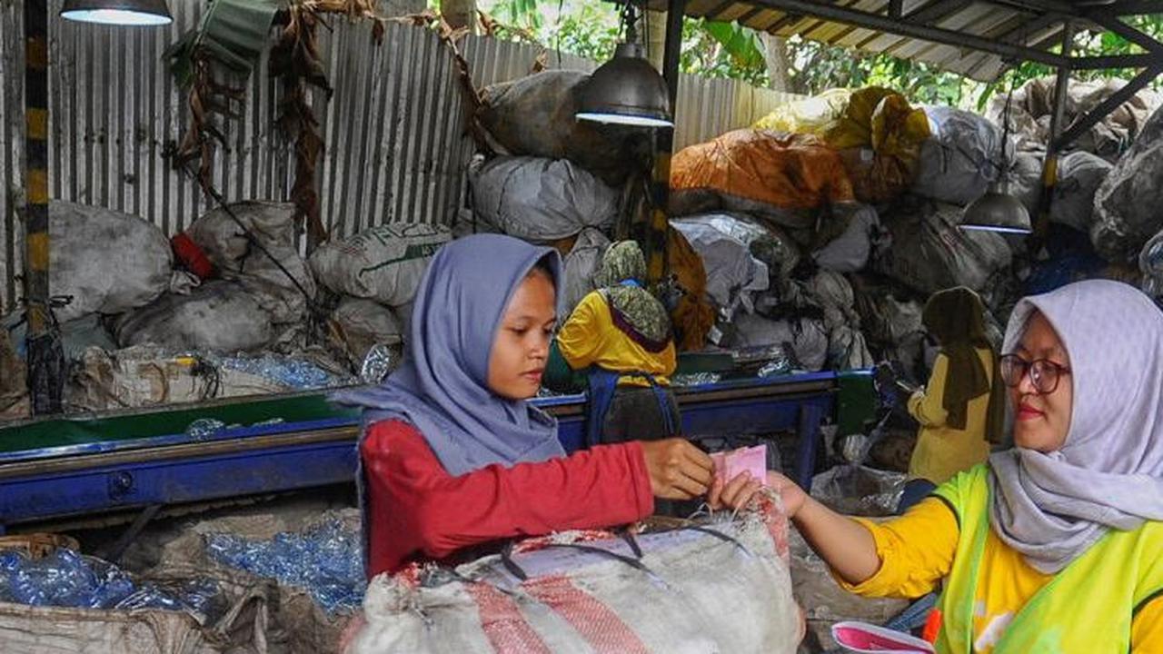 Koperasi yang mempekerjakan sekitar 50 pemulung ini sudah berjalan lebih dari sepuluh tahun.